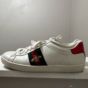 WOMEN'S GUCCI ACE SNEAKER WITH BEE